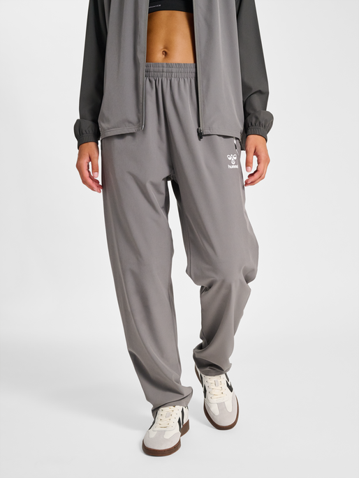 hmlLEAD 2.0 WOVEN PANTS, STEEL GRAY, model