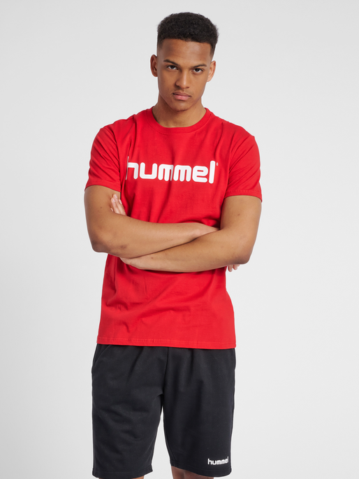 HMLGO COTTON LOGO T-SHIRT S/S, TRUE RED, model