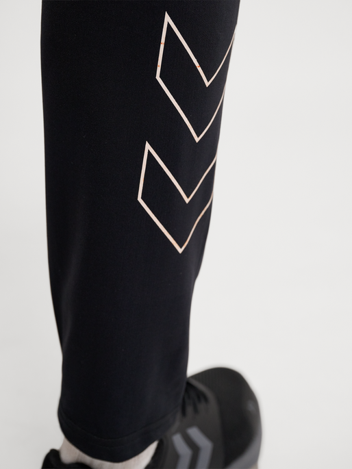 hmlTE STRENGTH TRAINING PANTS, BLACK, model