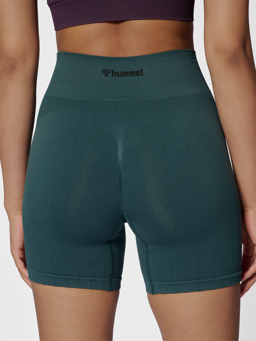 hmlMT DEFINE SEAML SCRUNCH SHORTS, GREEN GABLES, model