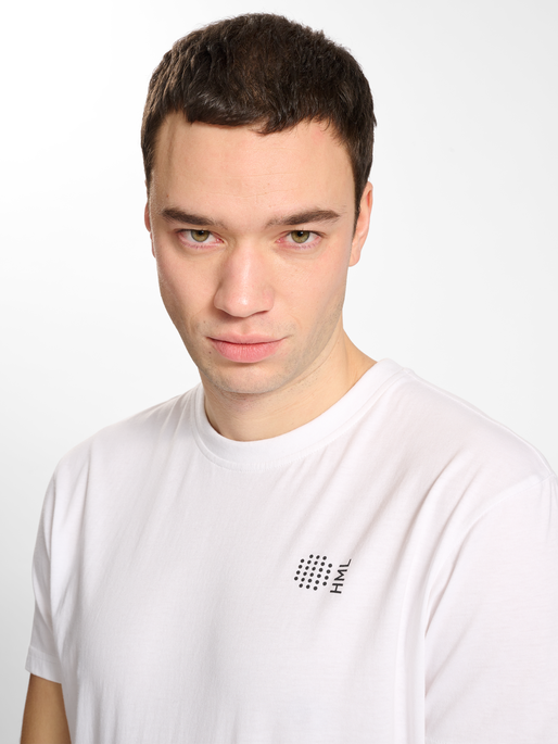 hmlCOURT COTTON T-SHIRT S/S, WHITE, model