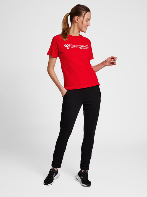 hmlNONI 2.0 T-SHIRT, BARBADOS CHERRY, model