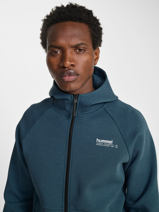 hmlTECH FLEECE REGULAR ZIP HOODIE, STARGAZER, model
