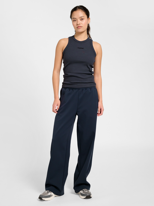 hmlFOUNDATION RIB TANK TOP, EBONY, model