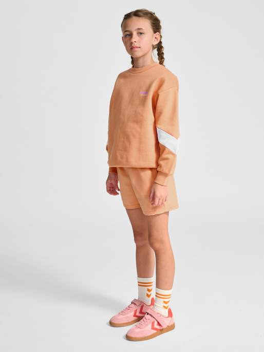 hmlJR OVERSIZED CREW SPORTSWEAR, PEACH BLOOM, model