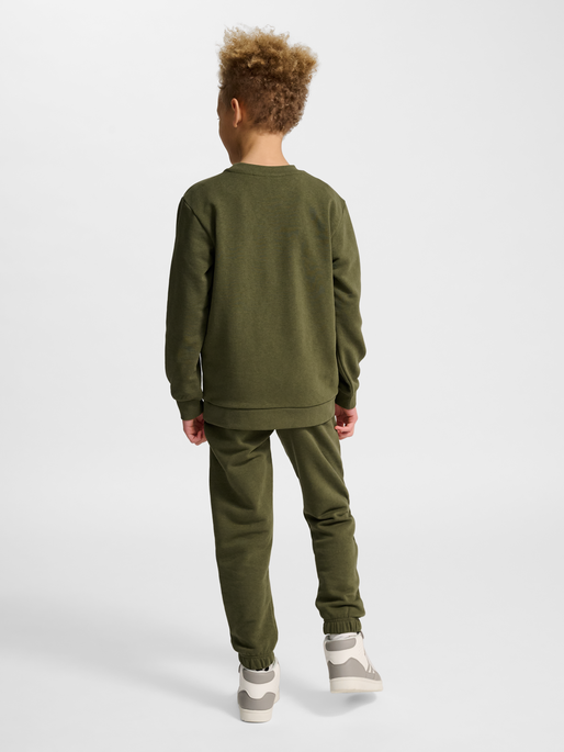 hmlJR BASE SWEAT SET, WINTER MOSS, model