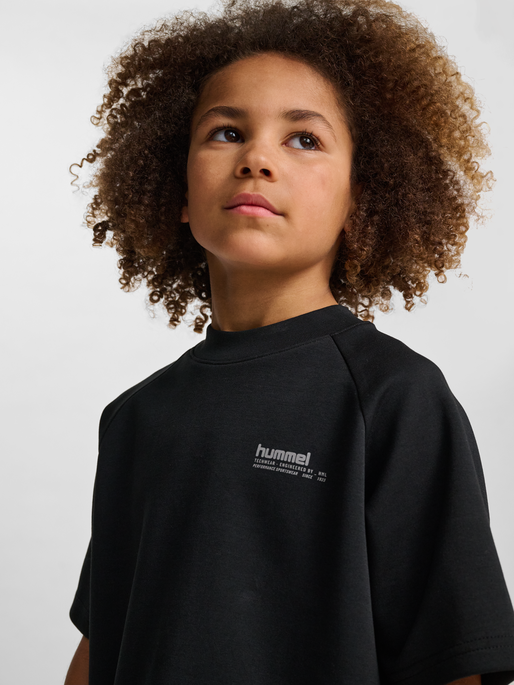 hmlJR TECH LOOSE T-SHIRT, BLACK, model