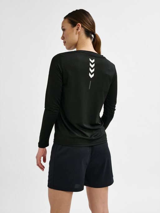 hmlTE TOLA T-SHIRT LS, BLACK, model