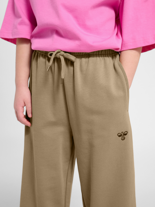 hmlJR JUMP BOXY ELASTIC SWEATPANTS, SILVER MINK, model