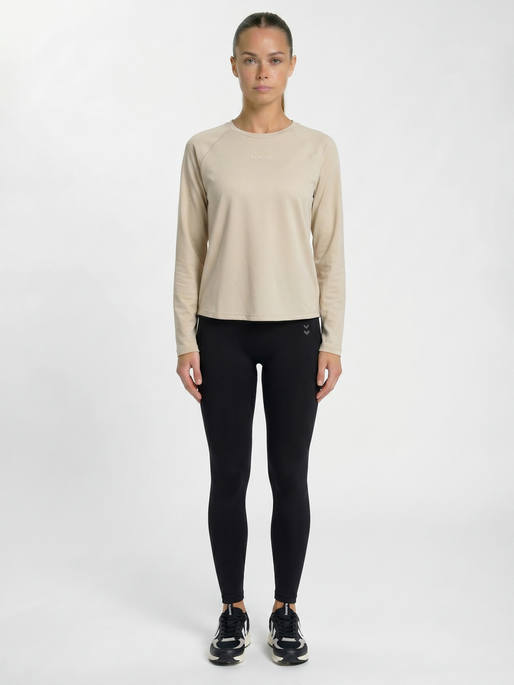hmlVANJA TECH T-SHIRT L/S, OVERCAST, model