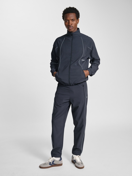 hmlPULSE WOVEN PANTS, EBONY, model