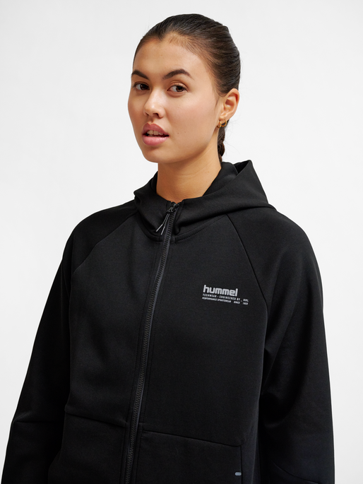 hmlTECH FLEECE REGULAR ZIP HOODIE, BLACK, model