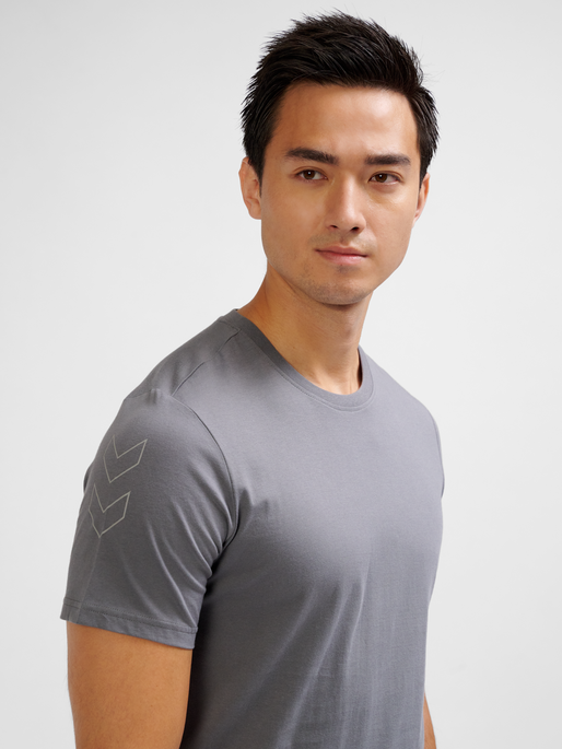 hmlELEMENTAL CHEVRON COTTON TEE, QUIET SHADE, model