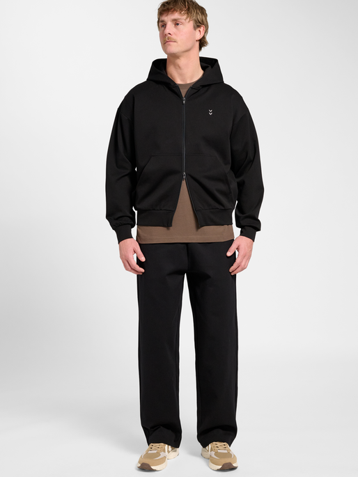 hmlDEFENDER ZIP HOODIE, BLACK, model