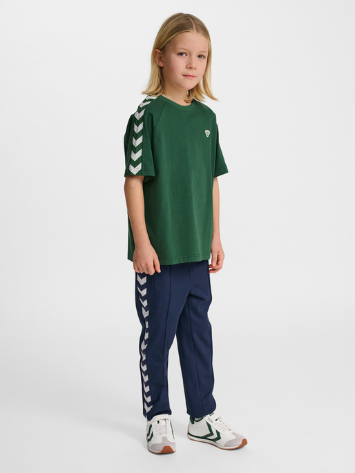 hmlJR ARCHIVE LOOSE T-SHIRT S/S, DARK GREEN, model