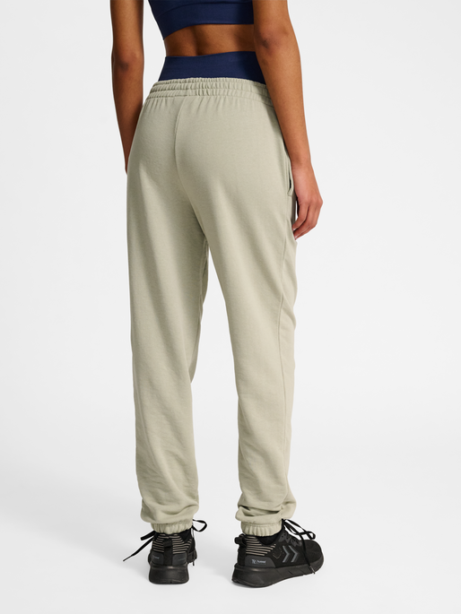 hmlPULSE W SWEAT PANTS, SEAGRASS, model