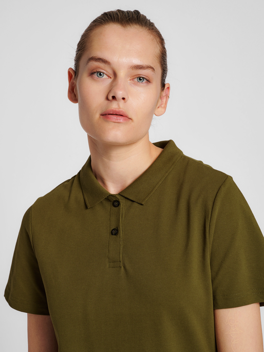 hmlRED STRETCH POLO WOMAN, DARK OLIVE, model