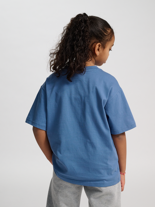 hmlJR LOOSE T-SHIRT S/S BEE, DUTCH BLUE, model