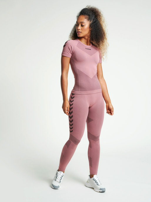 HUMMEL FIRST SEAMLESS JERSEY S/S WOMAN, DUSTY ROSE, model