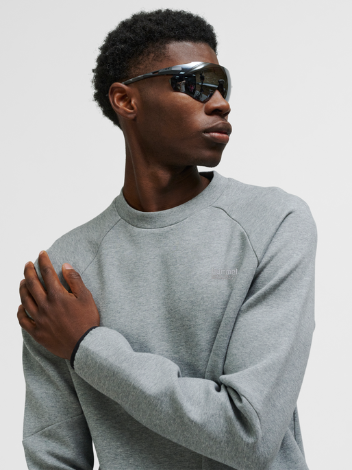 hmlTECH FLEECE REGULAR CREW, GREY MELANGE, model