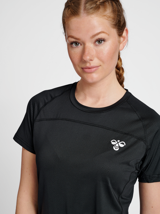 hmlGG12 TRAINING TEE WOMAN, BLACK, model
