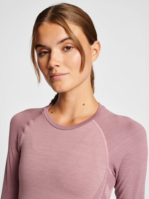 hmlCLEA SEAMLESS TIGHT T-SHIRT L/S, WOODROSE/ROSE TAUPE MELANGE, model