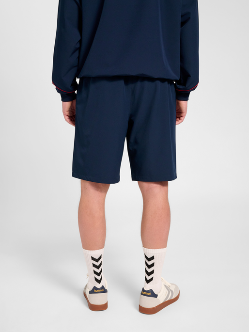 hmlWORLD 26 SHORTS TECH, DARK SAPPHIRE, model