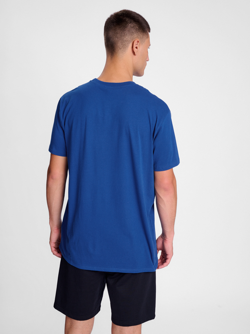 hmlGO 2.0 T-SHIRT S/S, TRUE BLUE, model