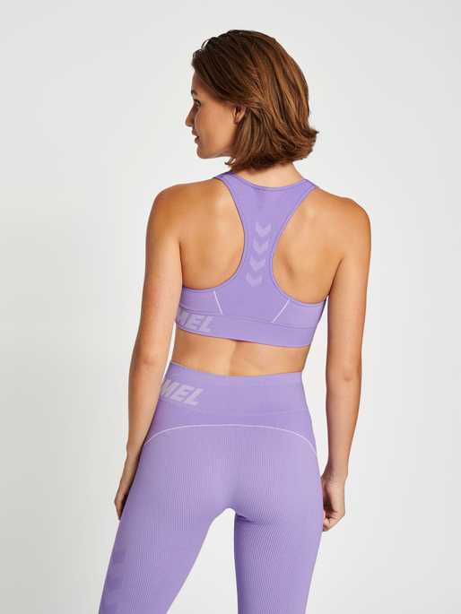 hmlTE CHRISTEL SEAMLESS SPORTS TOP, PAISLEY PURPLE/LAVENDER MELANG, model
