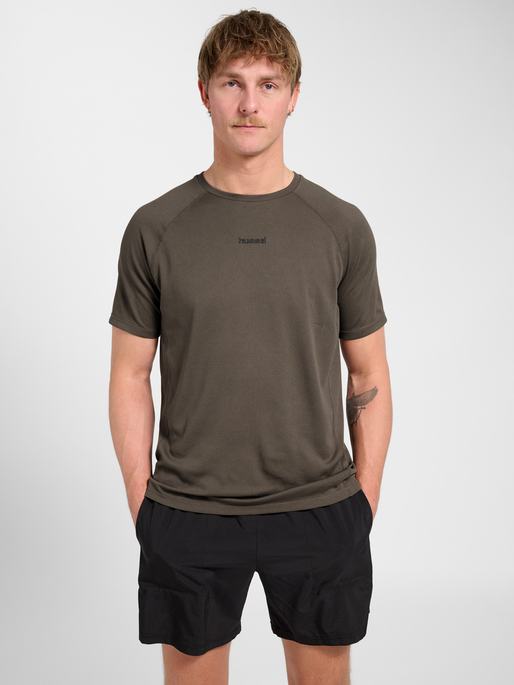 hmlMOMENTUM T-SHIRT S/S, MAJOR BROWN, model