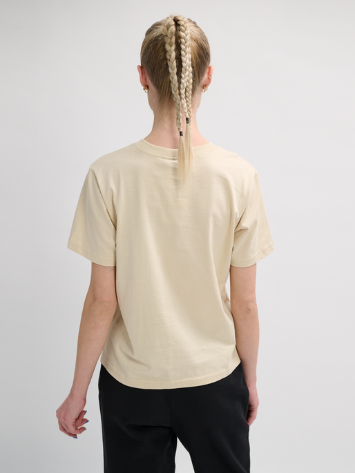 hmlPAOLA REGULAR T-SHIRT, VANILLA ICE, model
