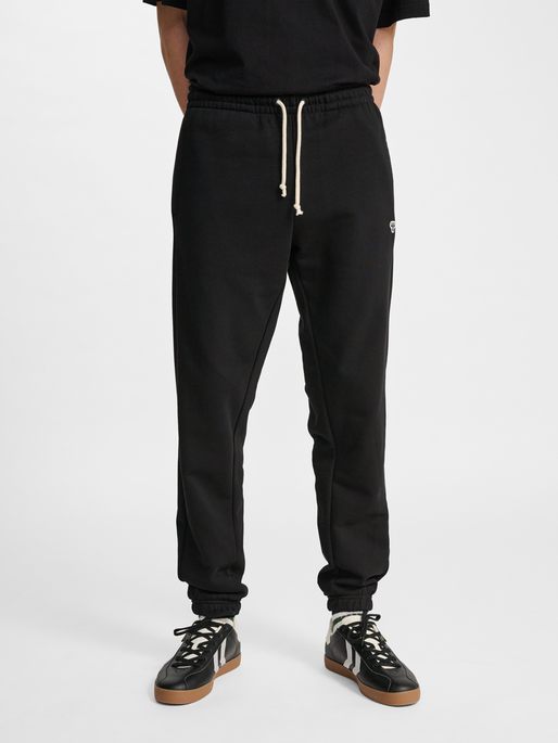 hmlREGULAR SWEATPANT BEE, BLACK, model