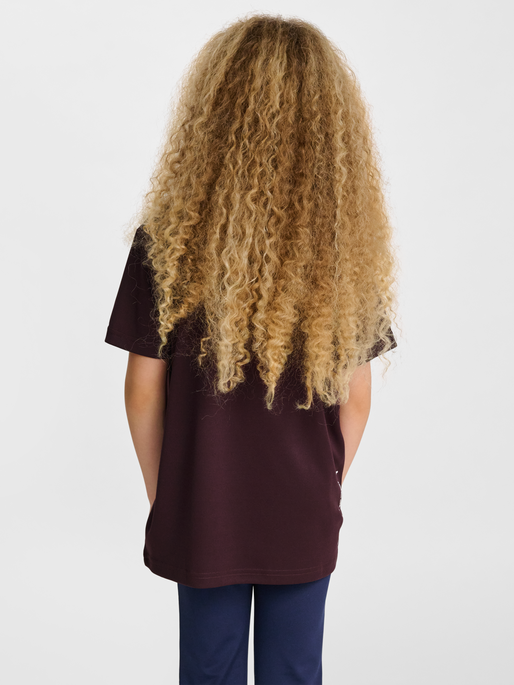 hmlJR PULSE TRAINING T-SHIRT, FUDGE, model