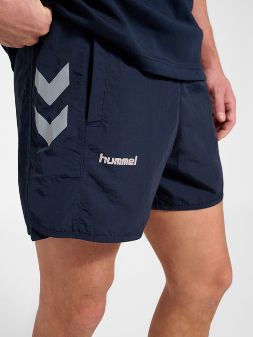 hmlWORLD 26 TRACK SHORTS, DARK SAPPHIRE, model