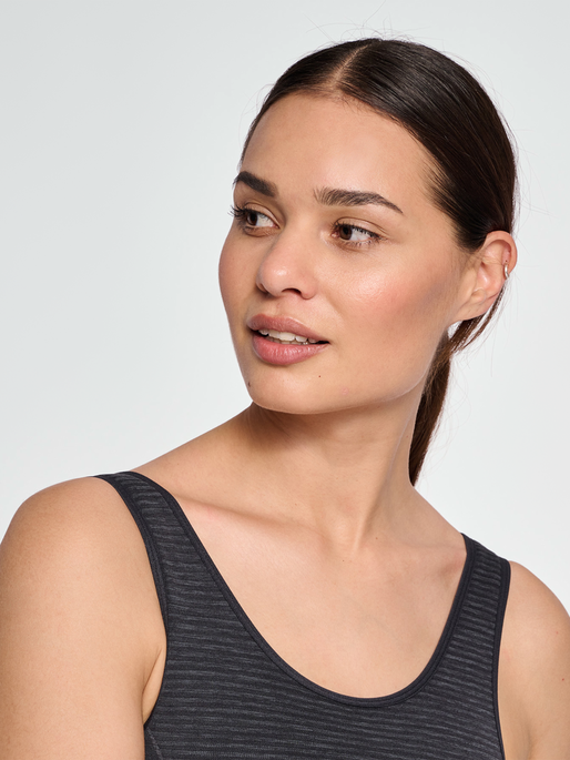 hmlMT IVY SEAMLESS SPORTS TOP, BLACK MELANGE, model