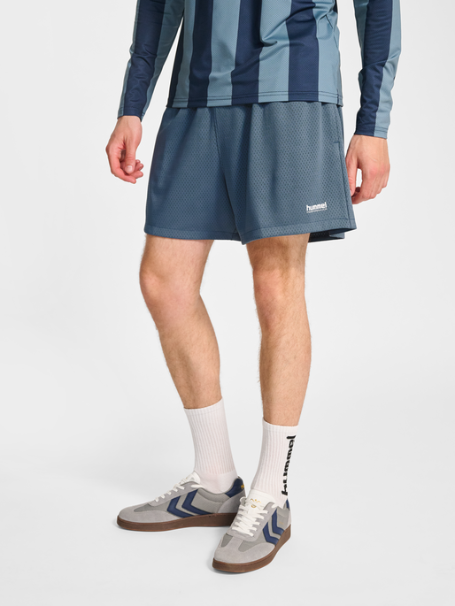 hmlPULSE MESH SHORTS, BLUE MIRAGE, model
