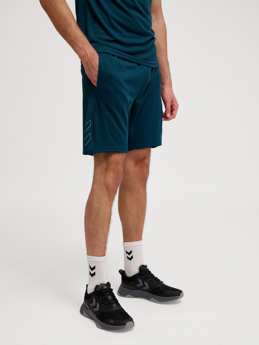 hmlTE FLEX MESH SHORTS, REFLECTING POND, model
