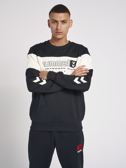 hmlLGC MUSA SWEATSHIRT, 2001, model