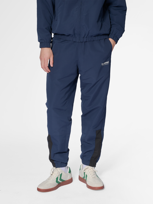 hmlTRACKSUIT PANTS SPORTSWEAR, DRESS BLUES, model