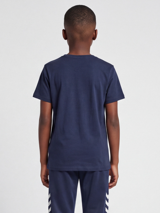 hmlTRES T-SHIRT S/S, BLACK IRIS, model