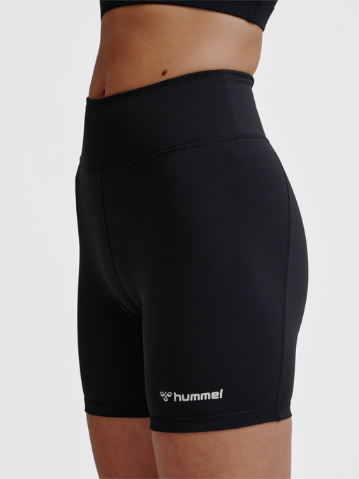 hmlMT ACTIVE HW TIGHT SHORTS, BLACK, model