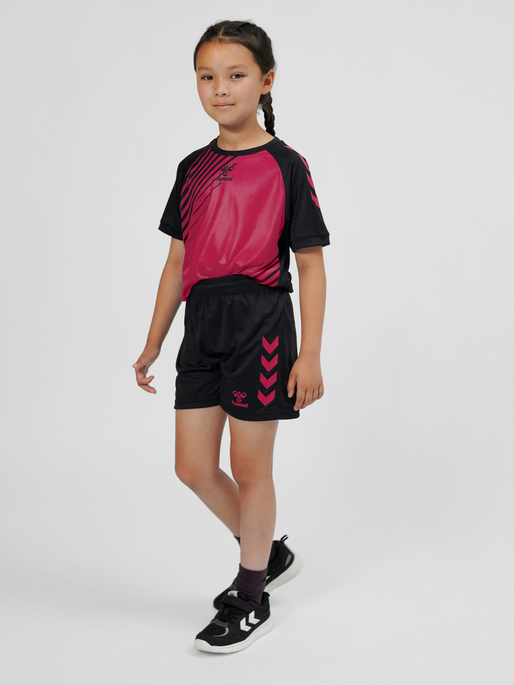 hmlGRAPHIC UNIVERSE SHORTS KIDS, BLACK, model