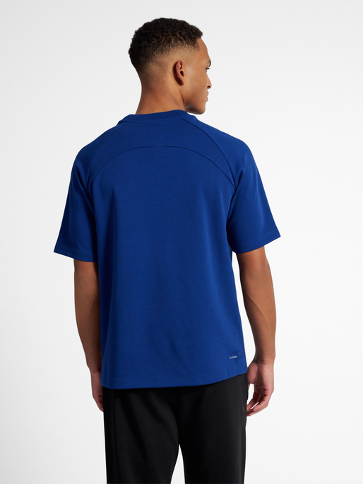 hmlTECH LOOSE T-SHIRT, ESTATE BLUE, model