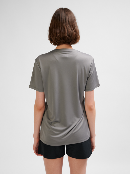 hmlESSENTIAL JERSEY S/S WOMAN, STEEL GRAY, model