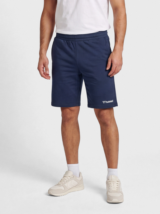 hmlMOVER COTTON BERMUDA SHORTS, MARINE, model