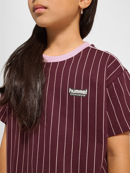 hmlJR BOXY AOP PIN T-SHIRT S/S, VINEYARD WINE, model