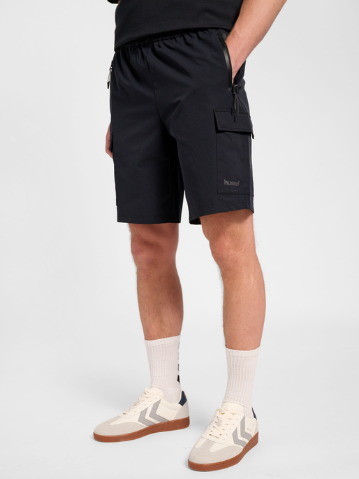 hmlTECH SHORTS, BLACK, model