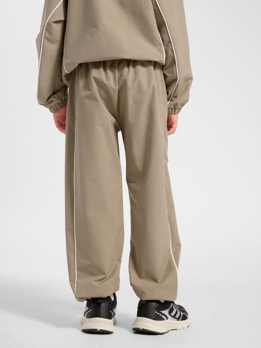 hmlJR STREET TRACKSUIT PANTS, SILVER MINK, model