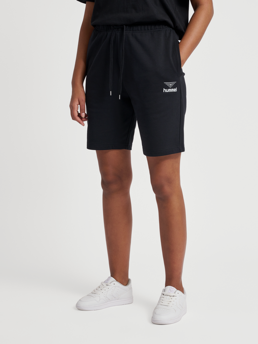 hmlHIVE WADE SWEATSHORTS, BLACK, model