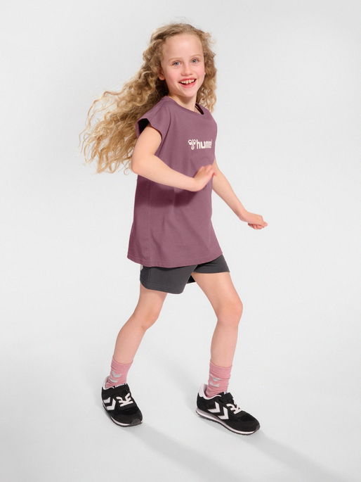 hmlNOVA SHORTS SET, ROSE BROWN, model